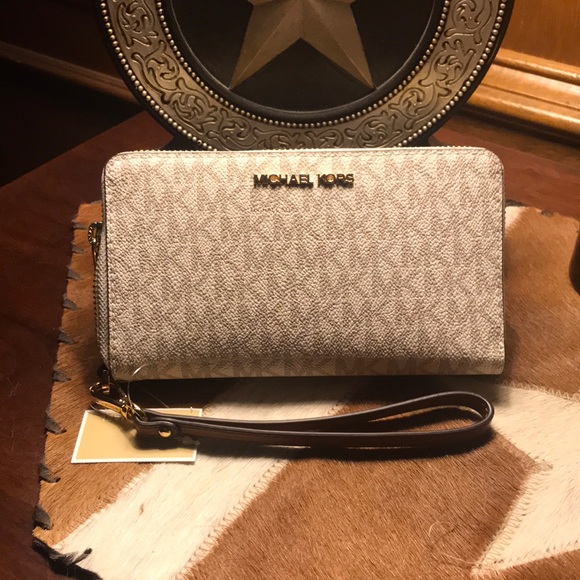 Michael Kors Handbags - Michael Kors white jet set travel phone case ~NWT~